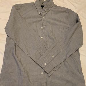 American Eagle Size M light grey button down shirt. Only worn once!